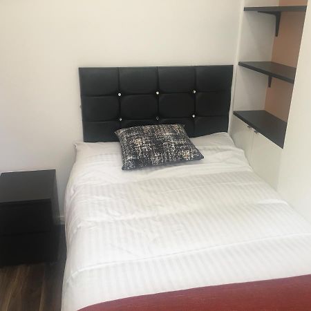 W12 Studios & Rooms London Exteriör bild